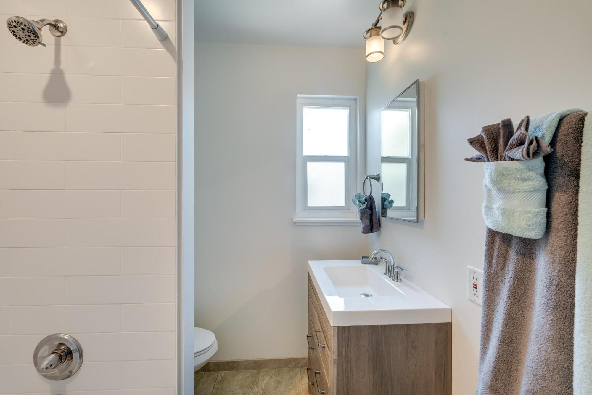 Modern Gem About 4 Mi To Downtown! Sacramento